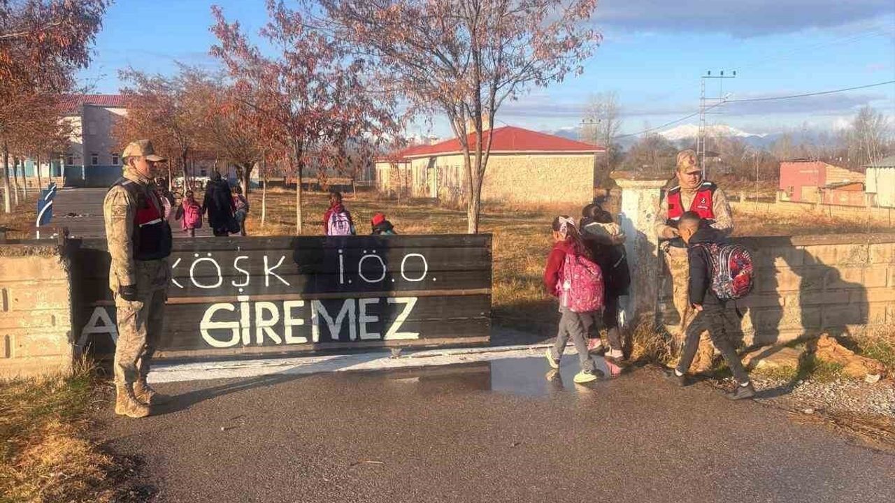 Van Edremit'te Jandarma'dan Okul Servisleri Denetimi