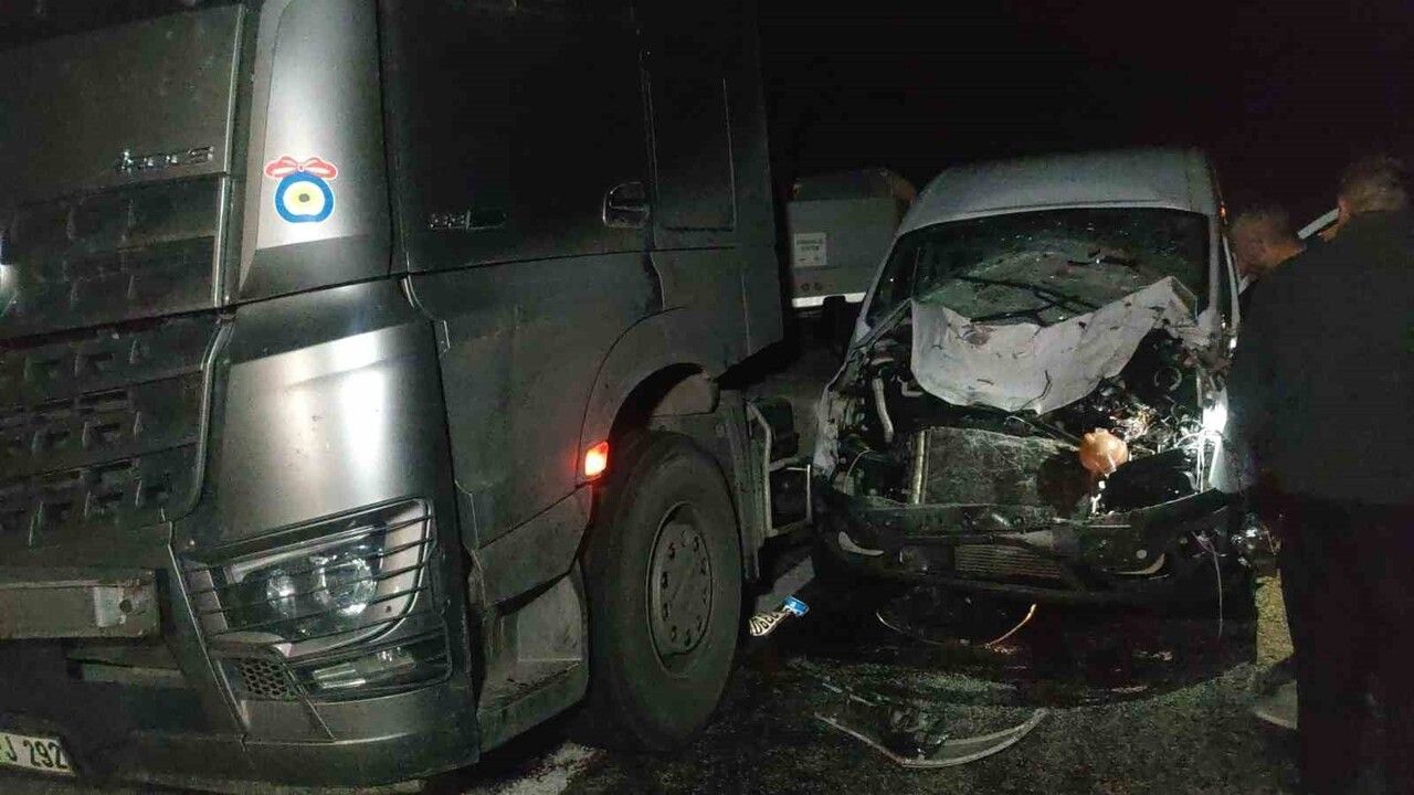 Van Gevaş'ta minibüs ve otomobil ineğe çarptı: 2 yaralı