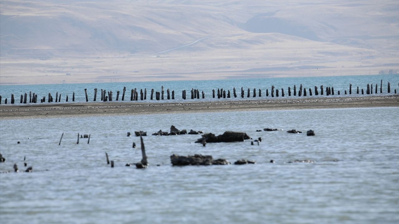 Van Gölü Çekildi: Muradiye Ünseli'de Asırlık İskele Ortaya Çıktı