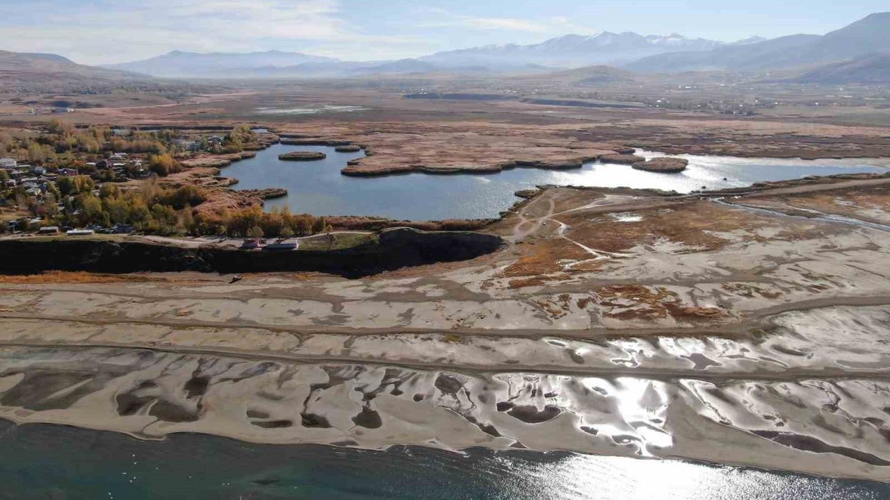 Van Gölü'nde 8 Yılda Dramatik Çekilme: Edremit Halk Plajı Kurudu