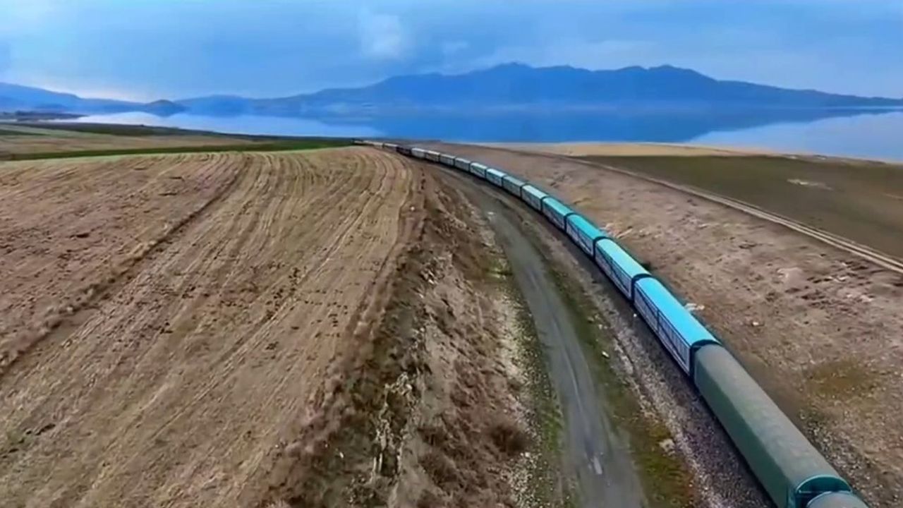Van-İran Yük Treni Erçek Gölü'nde Kartpostallık Görüntüler Oluşturuyor