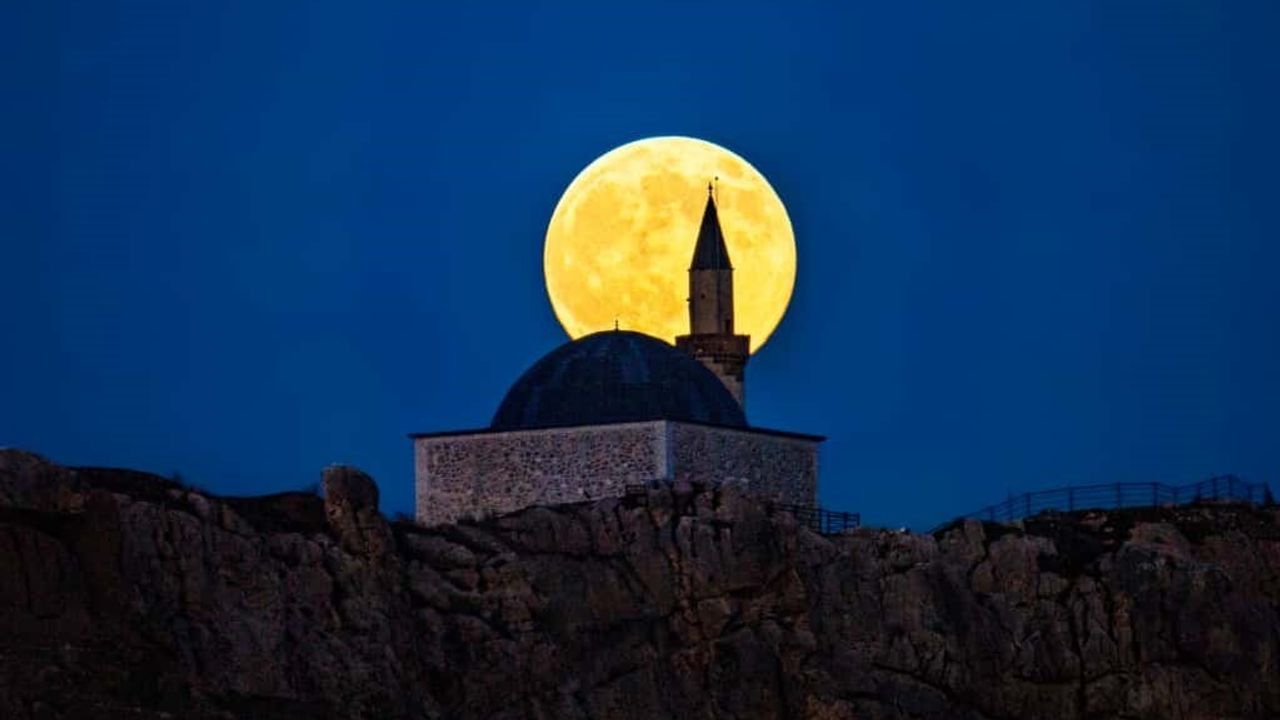 Van Kalesi'nde Süleyman Han Camii ve Kunduz Süper Ay Görsel Şöleni