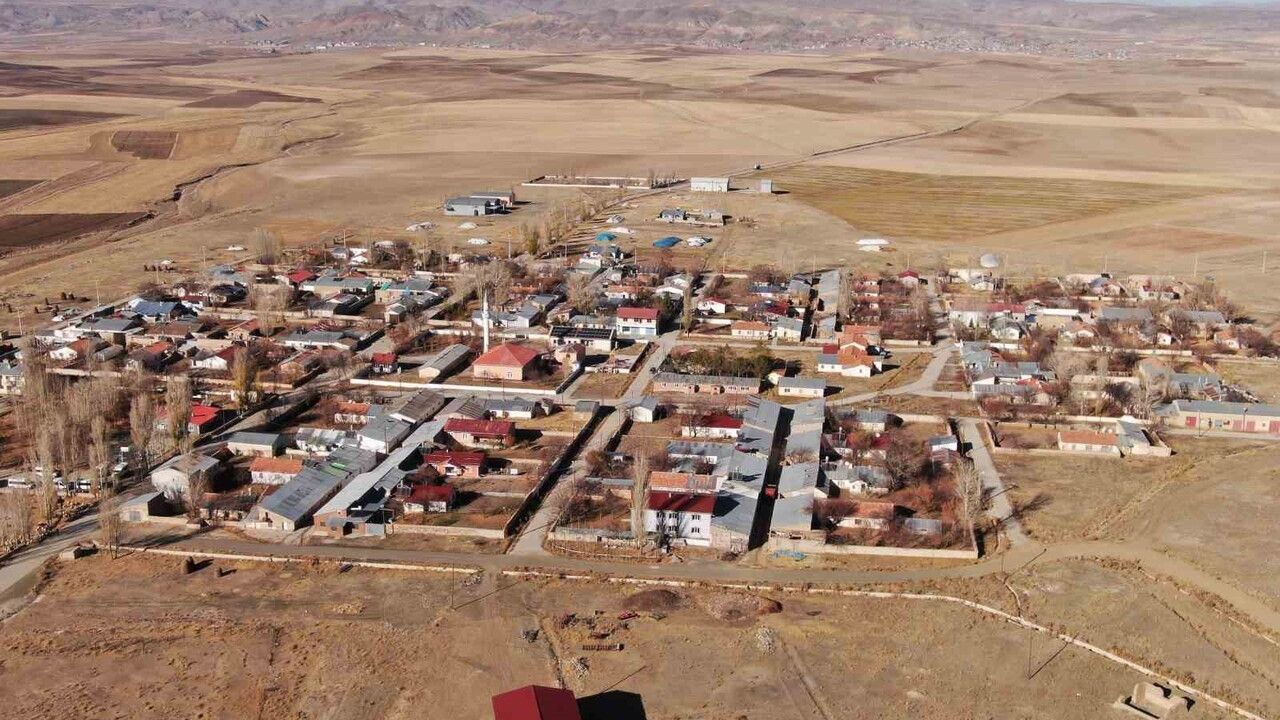 Van Özalp’te Emek Mahallesi: Simetrik Evler Sonbaharda Kartpostallık