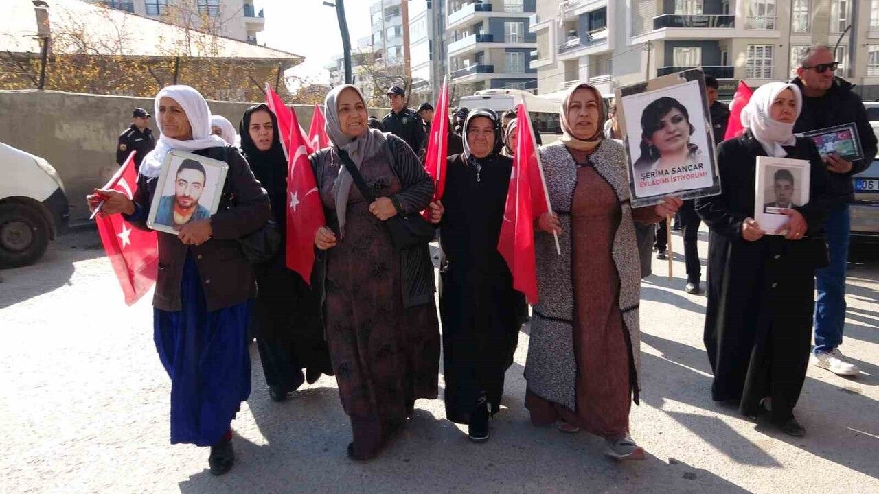 Vanlı Anne Nazlı Sancar: "Artık Evlatlarımızı Değil, Silahları Gömsünler"