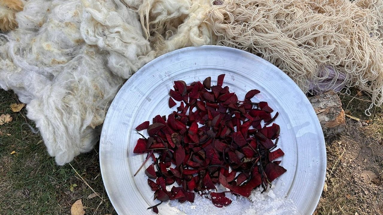 Vanlı Kadınlar Doğal Kök Boyayla İpleri Renklendiriyor