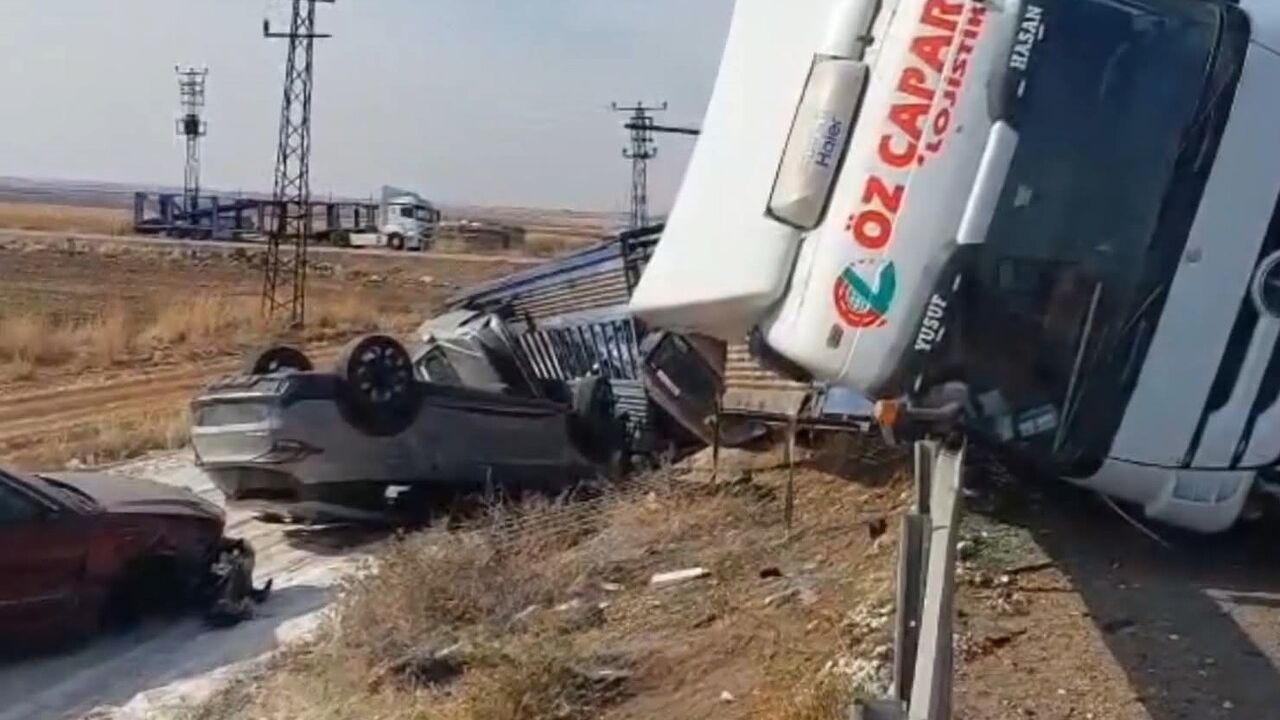 Viranşehir'de Devrilen Tırda Milyonluk Araçlar Hasar Aldı