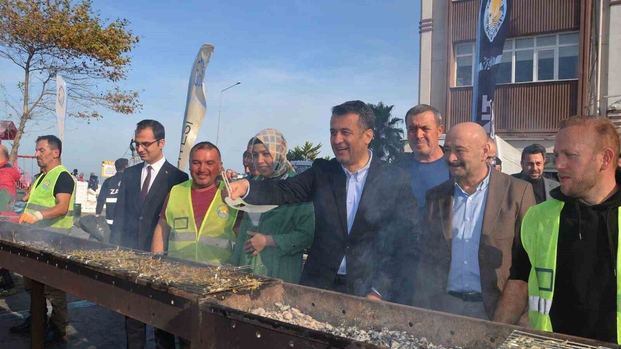 Yakakent Hamsi Festivali'nde 2 saatte 3 ton hamsi tükendi