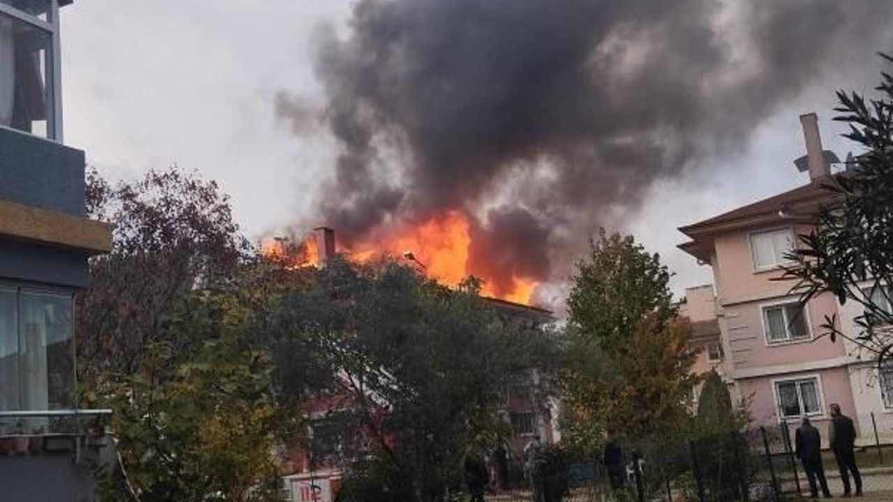 Yalova Paşakent'te 3 Katlı Binanın Çatısında Yangın Söndürüldü