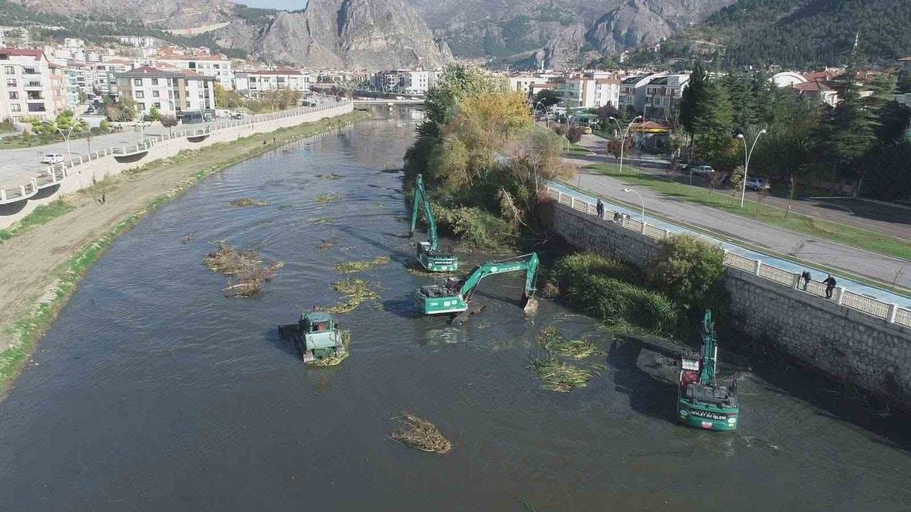Yeşilırmak'ta Temizlik Operasyonu: Amasya'da 6 İş Makinesiyle Nehir Temizliği
