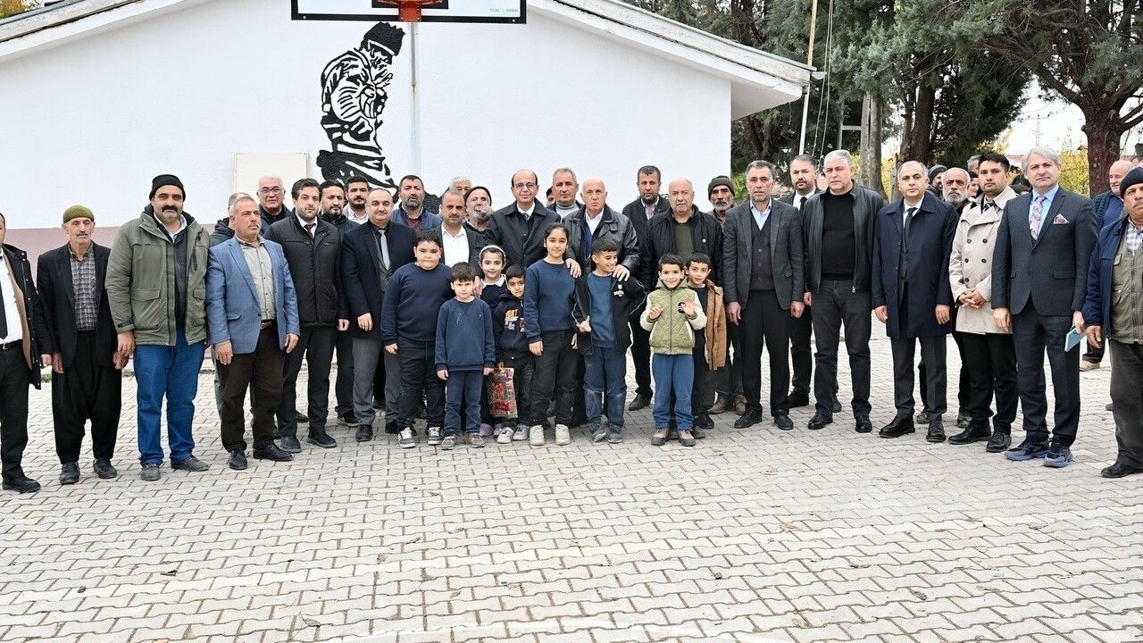 Yeşilyurt’ta Mahmutlu’ya 12 km sathi kaplama ve 2 bin ton asfalt