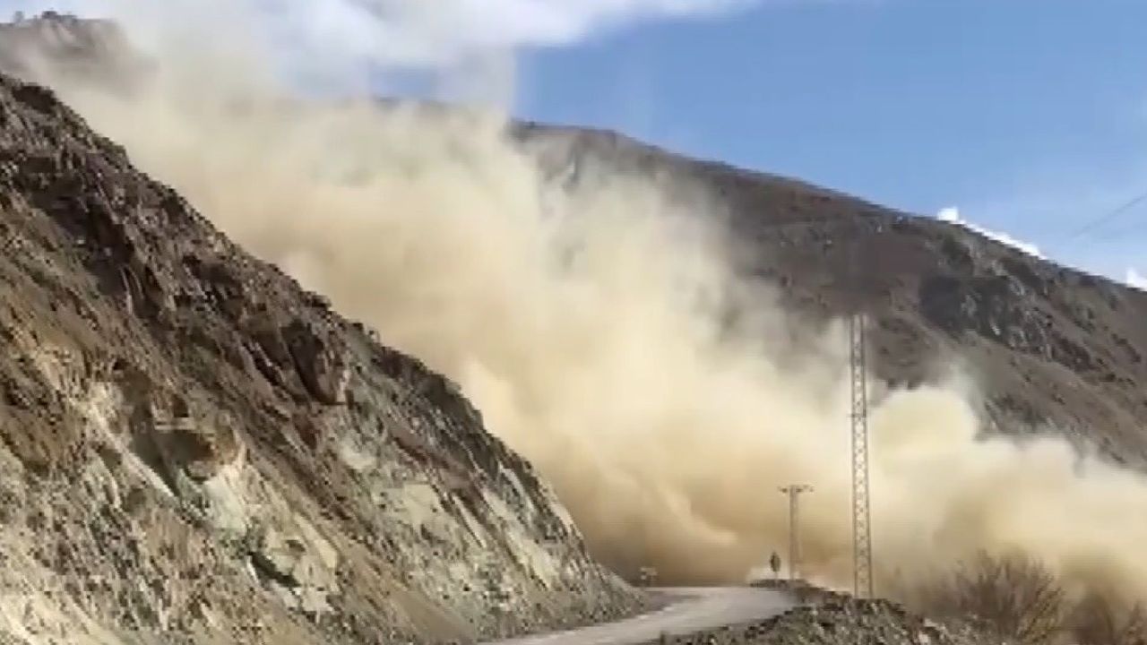 Yücebelen Köyü Yolunda Tehlike Oluşturan Kayalar Dinamitle Temizlendi