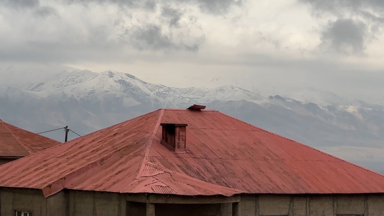 Yüksekova'da Gece Başlayan Kar Dağları Beyaza Bürüdü