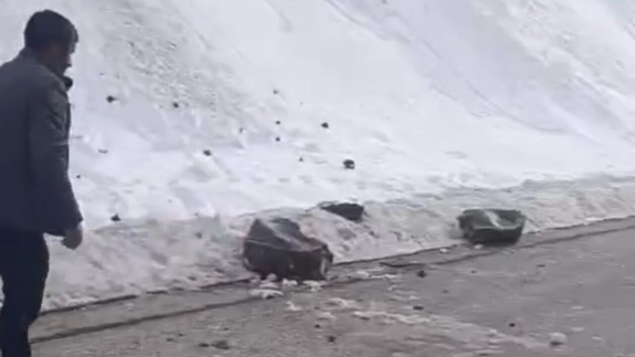 Yüksekova'da Karayola Düşen Dev Kayalar Sürücüleri Korkuttu