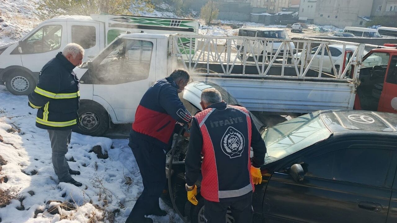 Yüksekova'da Otomobil Yangını: İtfaiye Zamanında Müdahale Etti