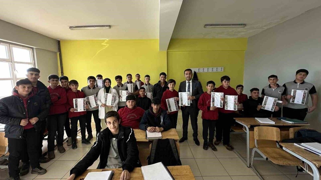 Yüksekova Mehmet Akif Ersoy Anadolu Lisesi'nden Öğretmenlere Sürpriz: TEMA Vakfı Sertifikaları Takdim Edildi