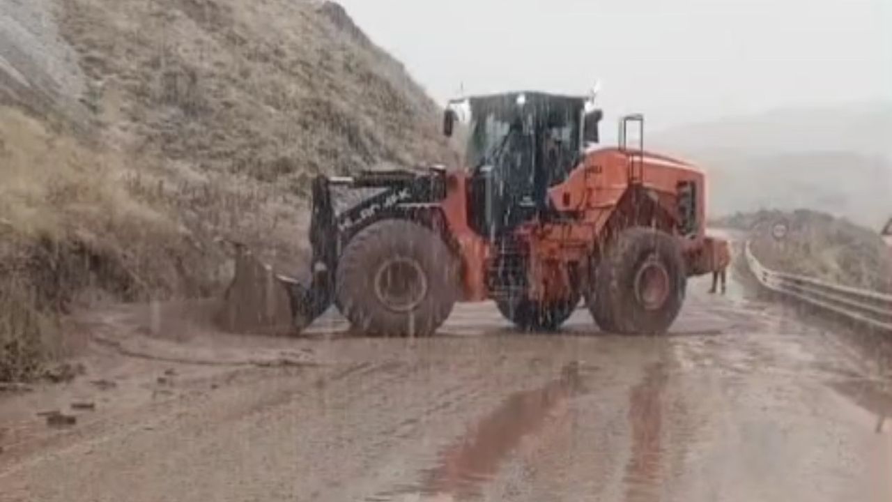 Yüksekova-Van kara yolunda Çöplük mevkiinde heyelan