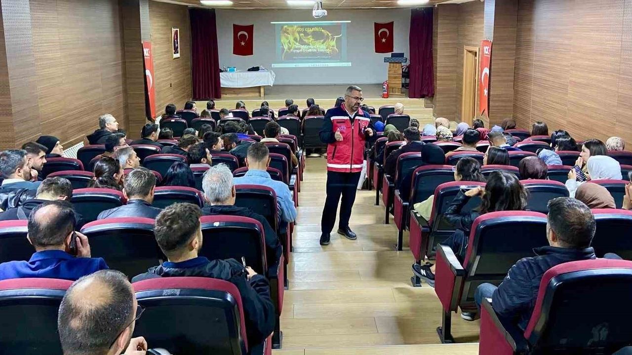 Yüksekova ve Çukurca'da Öğretmenlere Yangın ve Arama-Kurtarma Eğitimi
