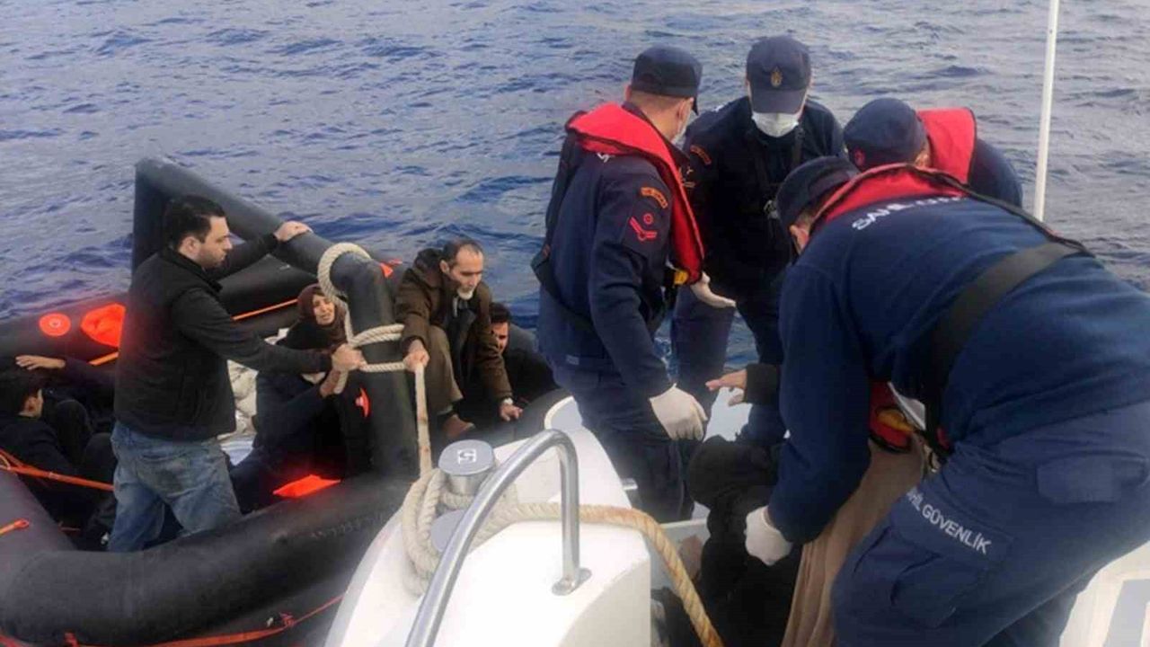 Yunanistan, Marmaris açıklarında 8’i çocuk 20 düzensiz göçmeni ölüme terk etti