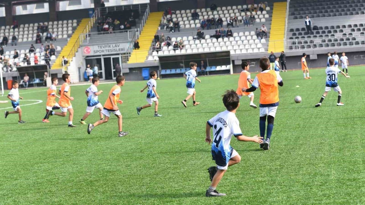 Yunusemre Belediyespor Altyapı Seçmeleri Tevfik Lav'da: Yüzlerce Başvuru