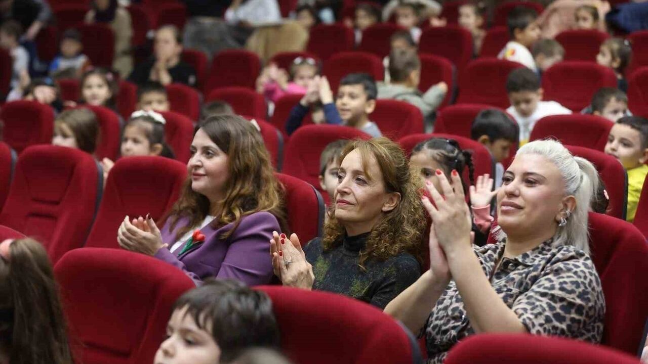Yunusemre'de 20 Kasım: Çocuklar 'İyilik iyidir' Tiyatrosunda Gönüllerince Eğlendi