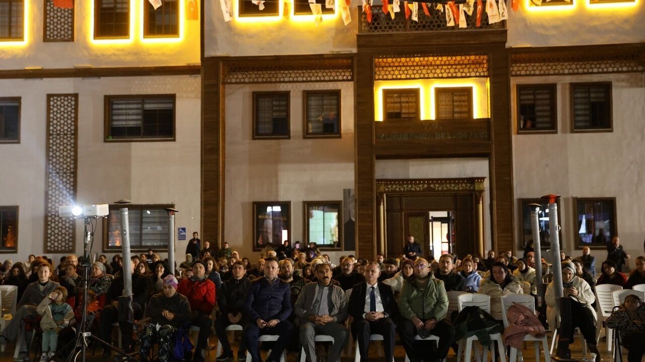 Yunusemre'de Açık Hava Sineması: Selvi Boylum Al Yazmalım 100. Yıl Meydanı'nda