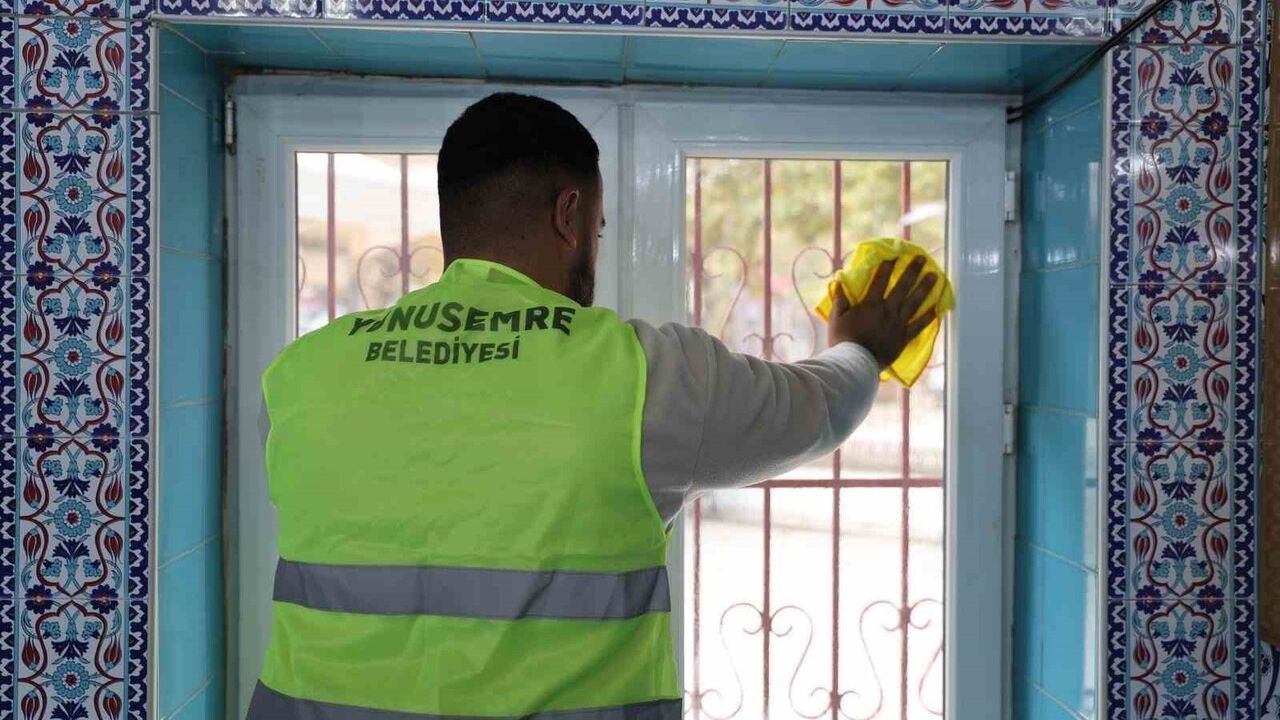 Yunusemre'de Camiler Pırıl Pırıl — Fatih Sultan Mehmet Camii'nde Temizlik