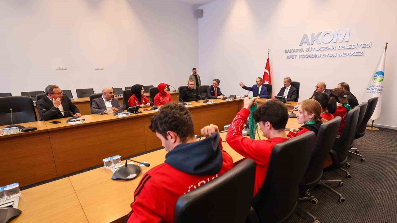 Yusuf Alemdar, Dünya Şampiyonu Wushu Takımını AKOM'da Ağırladı