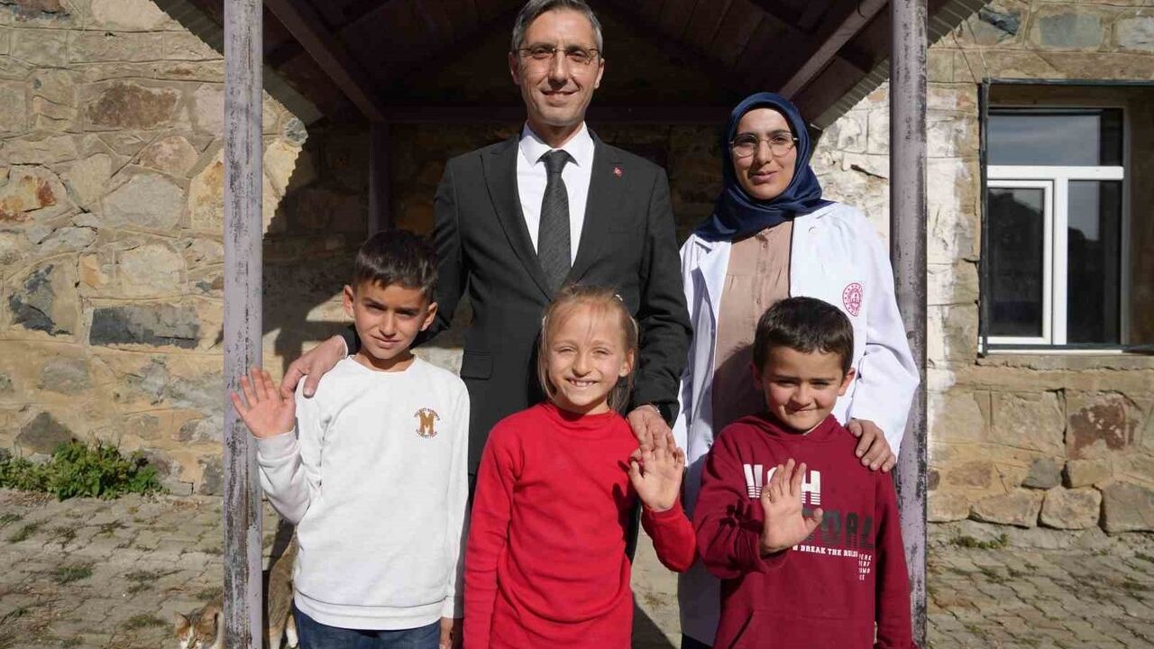 Zahide Aydın: Yoncalı Köyünün Hem Öğretmeni Hem Gelini — 3 Öğrencisine Işık Oluyor