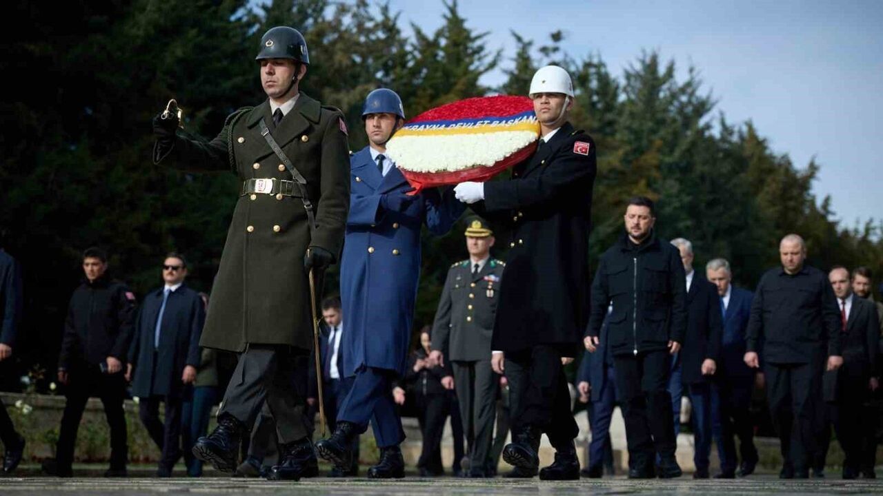 Zelenskiy Anıtkabir'i Ziyaret Etti — Ankara'da Erdoğan Görüşmesi Öncesi Saygı Duruşu