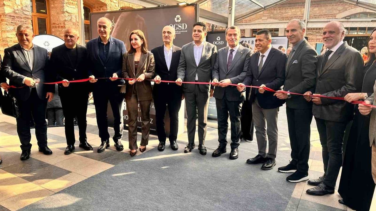 Zeytinburnu’da 'Deri, Kürk, Mücevher Fırsat Günleri' trend ürünlerle açıldı