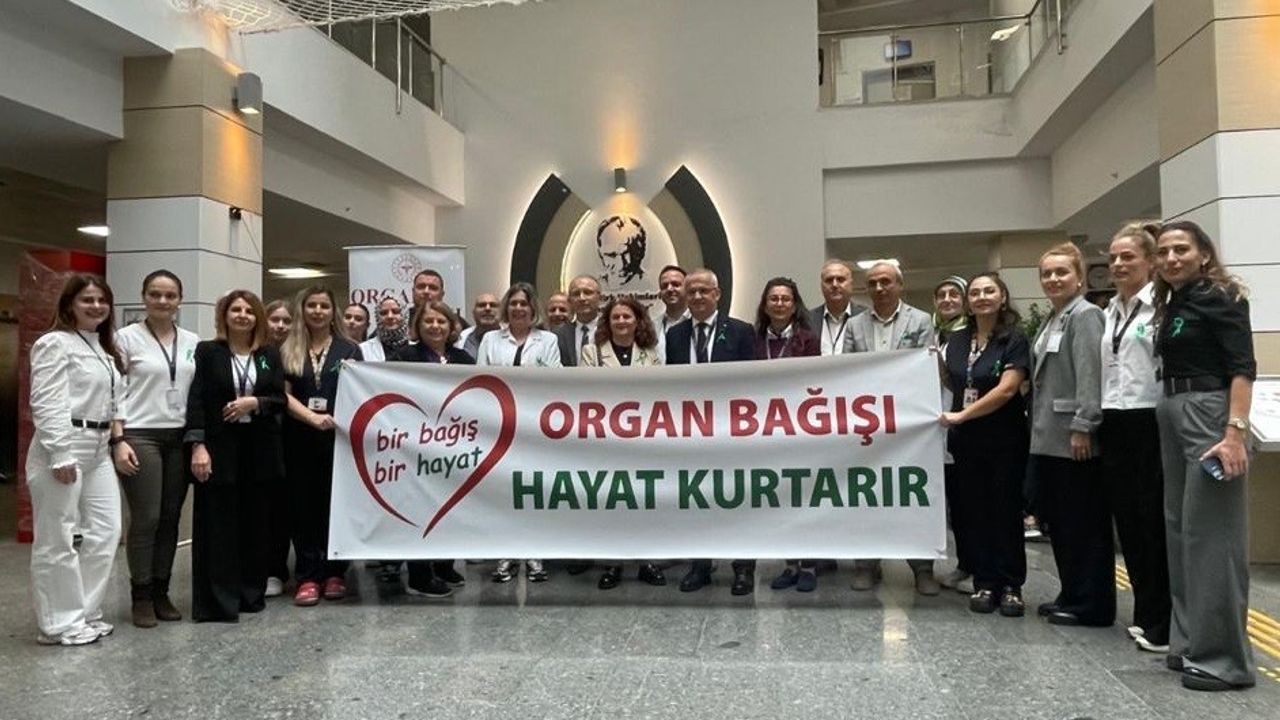 Zonguldak Atatürk Devlet Hastanesi'nde Sağlıkçılar Yeşil Kurdela ile Organ Bağışına Dikkat Çekti