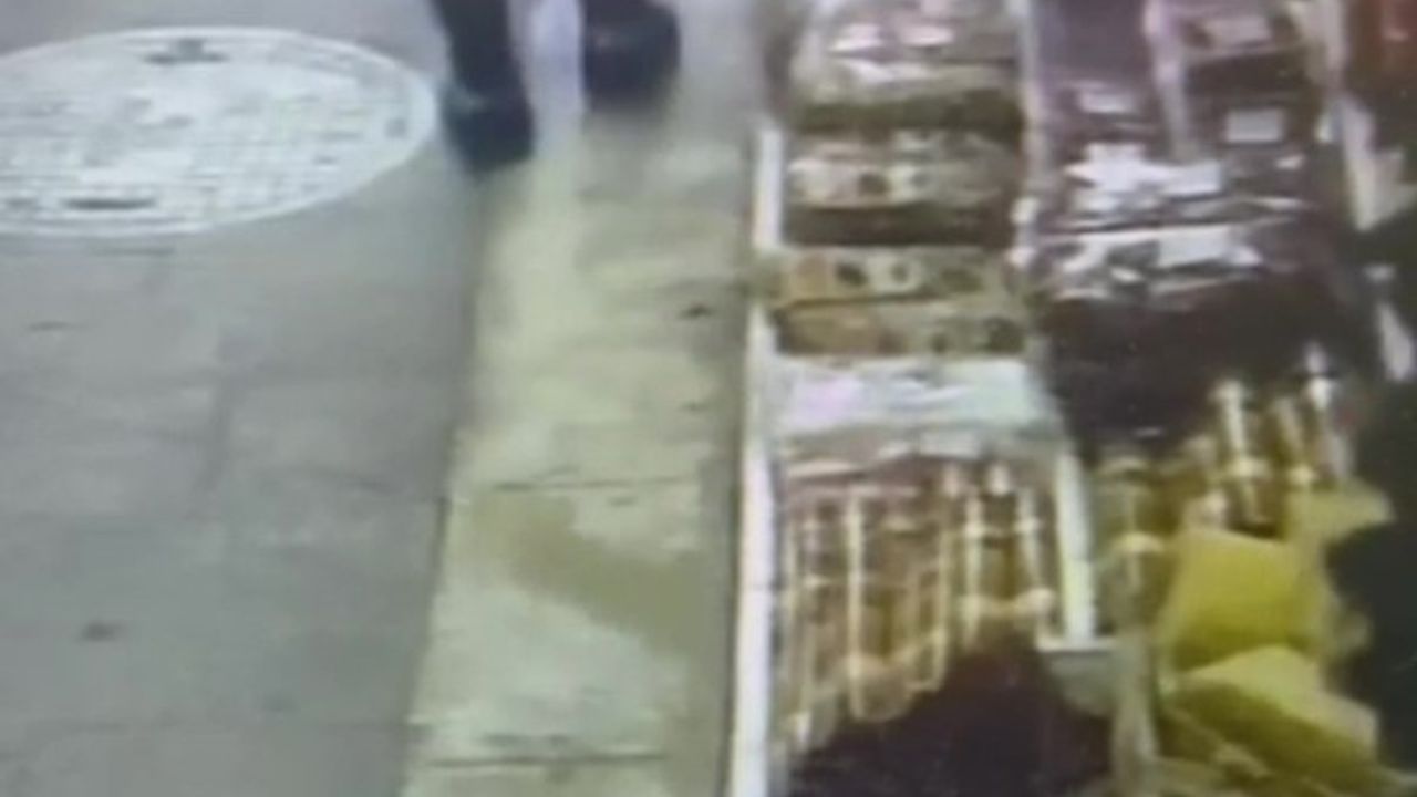 Zonguldak'ta Kuruyemişçiden Paket Ceviz Hırsızlığı Güvenlik Kamerasında