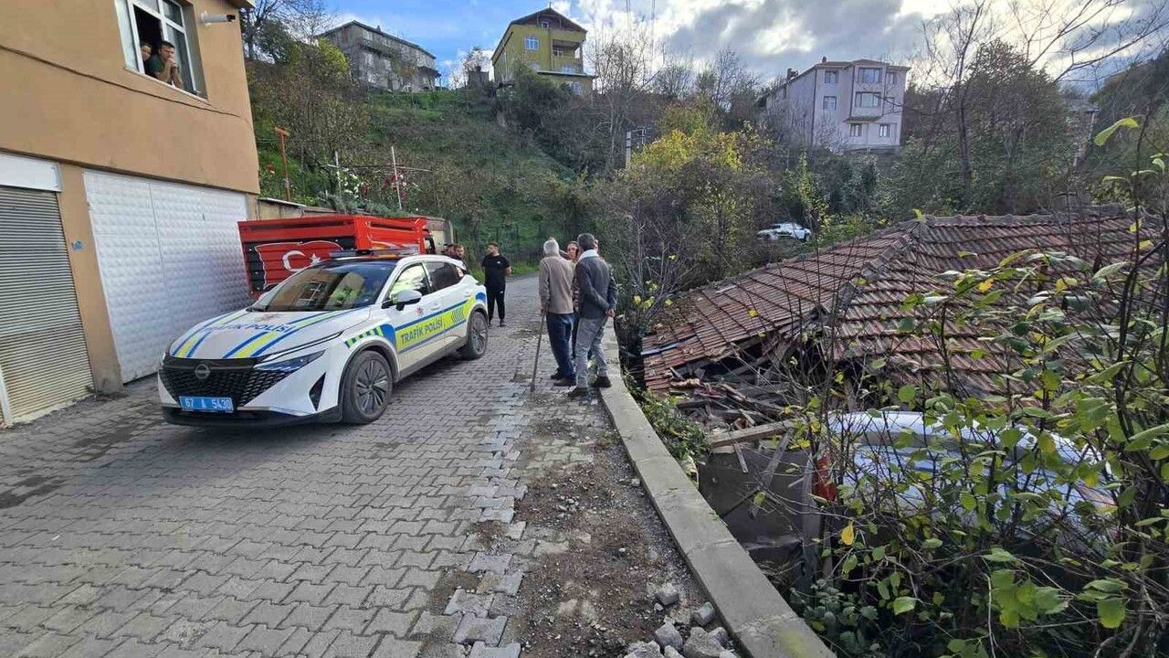 Zonguldak'ta Otomobil Evin Çatısına Uçtu — 3 Kişi Yara Almadan Kurtuldu