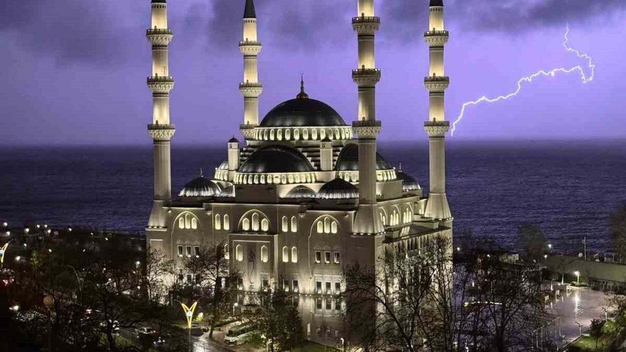 Zonguldak'ta Şimşekler Geceyi Aydınlattı