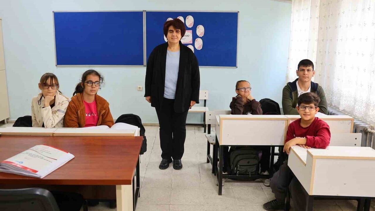 Züleyha Eker: 22 Yılda 300 Görme Engelli Öğrenciye Işık Oldu