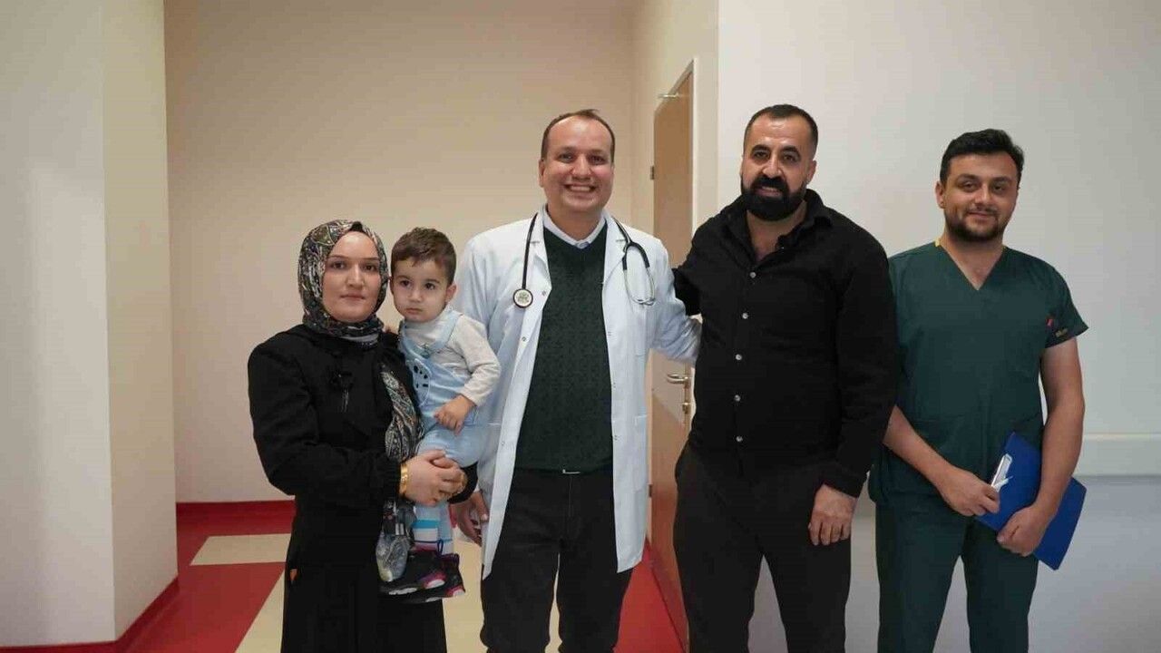 1,5 Yaşındaki Bebeğin Yuttuğu 3 Mıknatıs Bağırsakta Delik Açtı, Başarılı Ameliyatla İyileşti