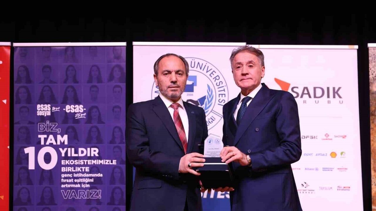 11. Girişimcilik ve Liderlik Programı: Pamukkale Üniversitesi'nde İş Dünyası ve Gençler Buluştu