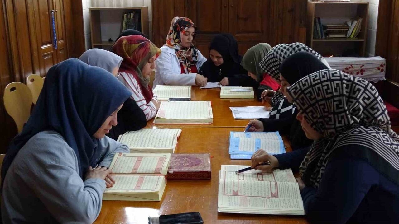 75 Yaşındaki Fatma Akıcı'nın Kur’an-ı Kerim Öğrenme Azmi Gaziantep'te Örnek Oldu