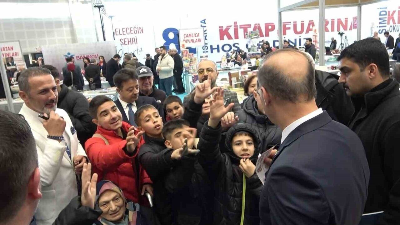 8. Isparta Kitap Fuarı 'Kitaplar Gül Açıyor' Temasıyla Açıldı