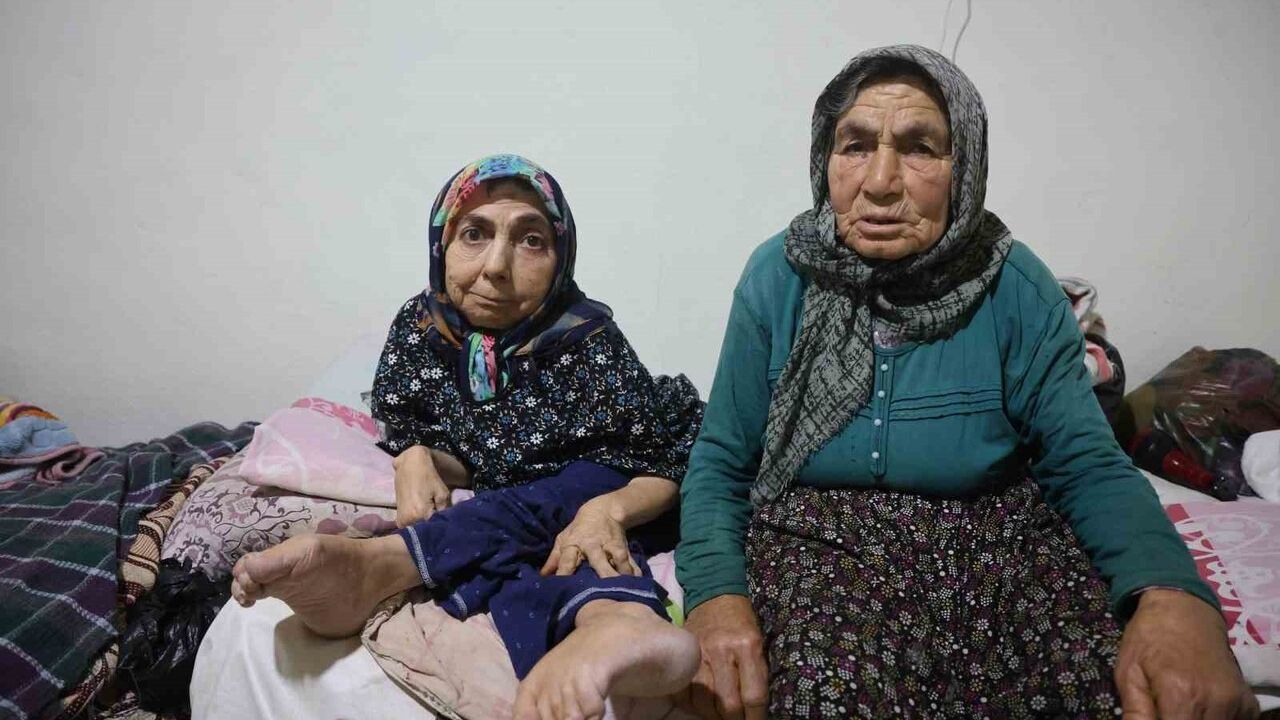 80 yaşındaki Nazmiye Sözalan, 61 yaşındaki engelli kızı Durdunaz’a ömrünü adadı