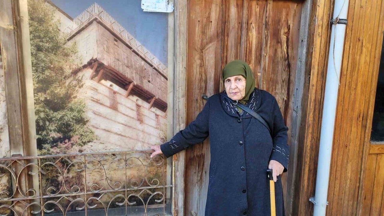 90 Yaşındaki Fikriye Güller Manileriyle Hafızalara Kazınıyor