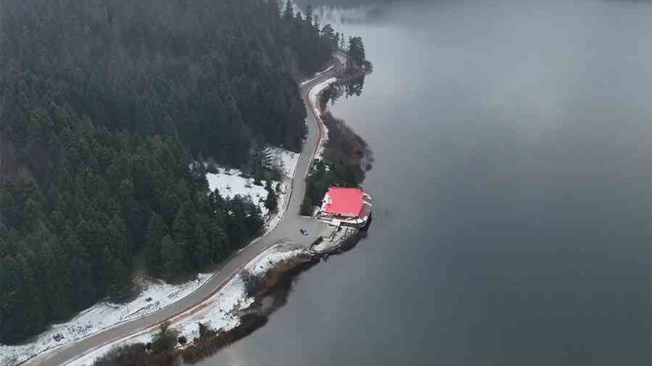 Abant Gölü Milli Parkı’nda Kışın Büyüsü: Kar ve Sis Kuşbakışı Görüntülendi