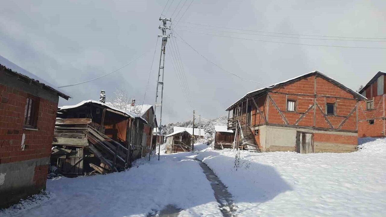 Abant'ta Kar Sürprizi: Yaylalar Beyaza Büründü