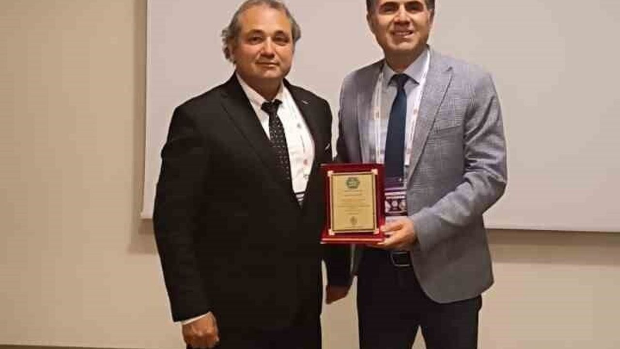 Acil Tıp Eğitiminde Dijitalleşme: Dr. Ayhan Tabur'a Kongrede Ödül