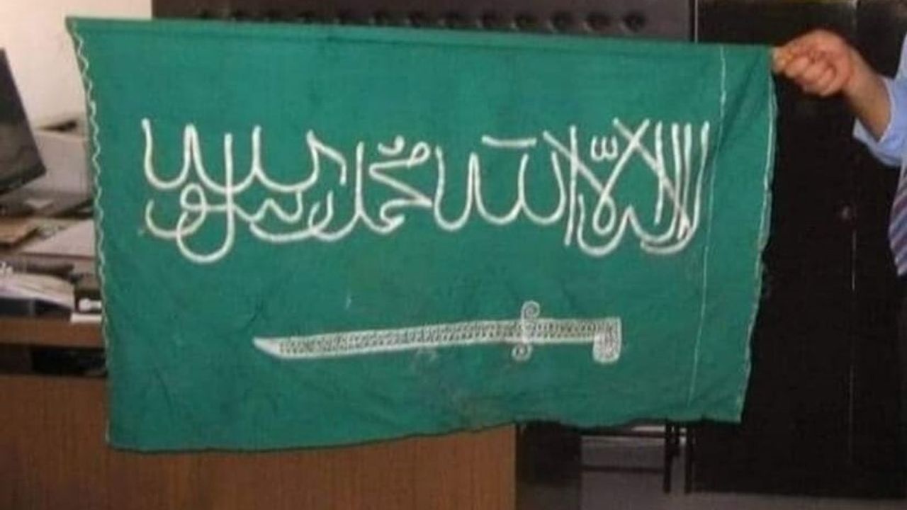 Acıpayam'da 300 yıllık Yazır Sancağı hurda çuvallardan çıktı