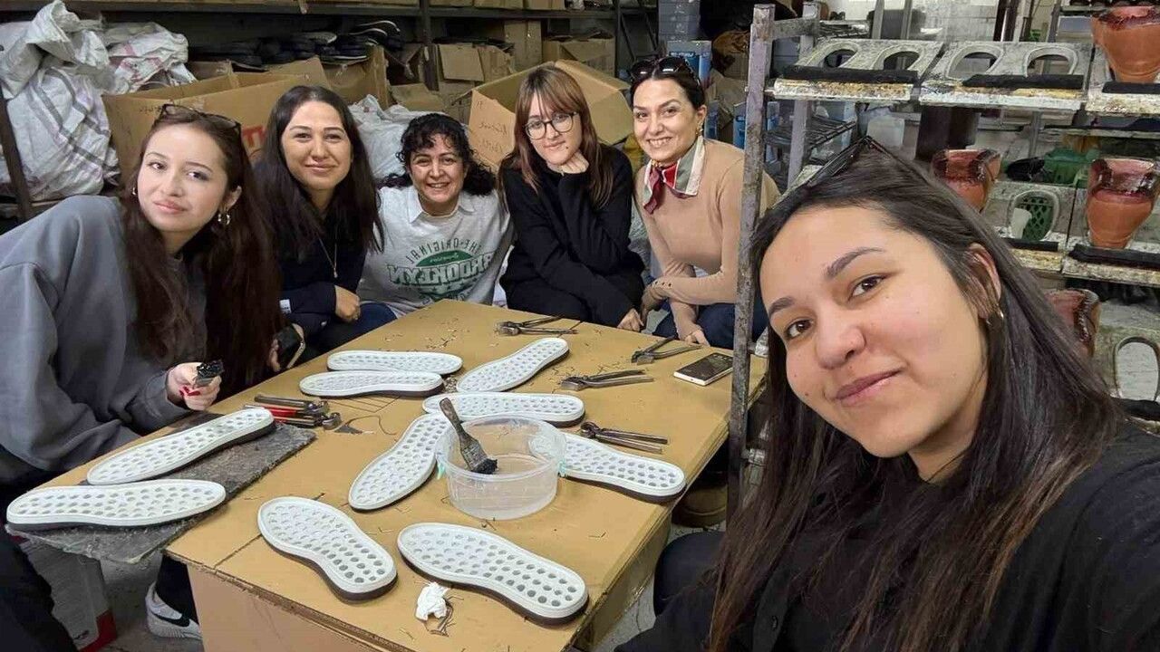 Acıpayam'da Öğrenciler Babalarına El Yapımı Ayakkabı Hazırladı