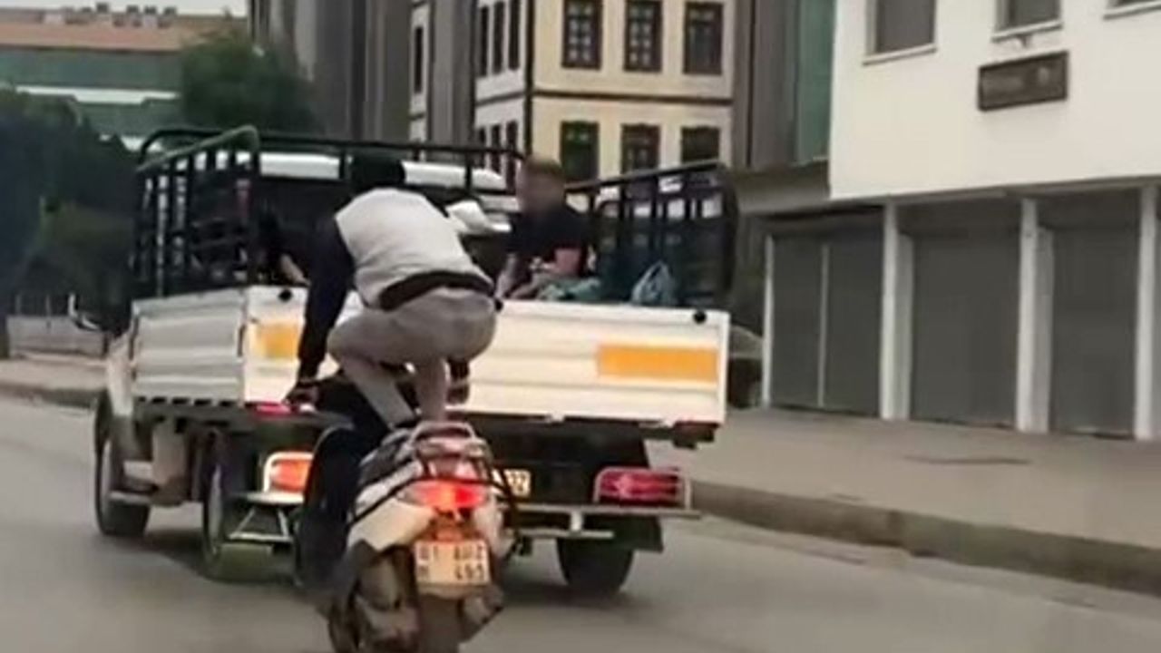 Adana D-400'de Tehlikeli Motosiklet Sürüşü: Çömelip Yatarak Gitti