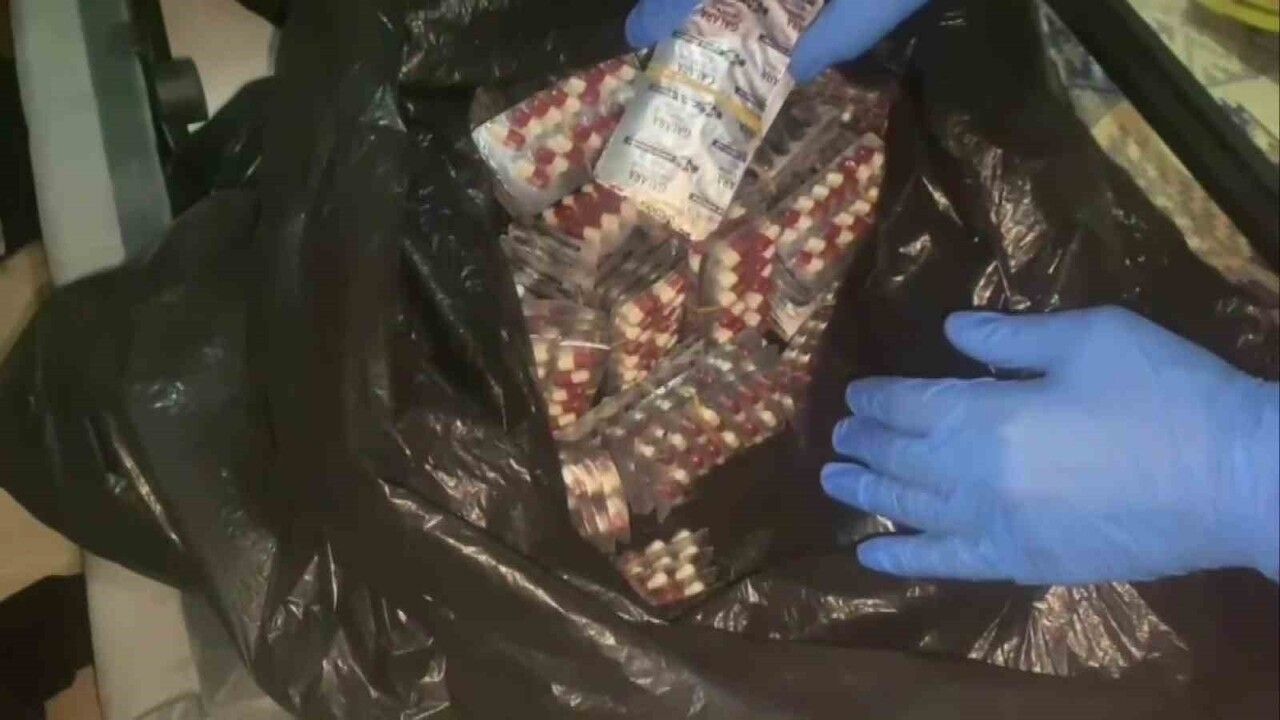 Adana'da 14 bin 182 Sentetik Ecza Ele Geçirildi: Şüpheli 'İçmek İçin Aldım' Dedi