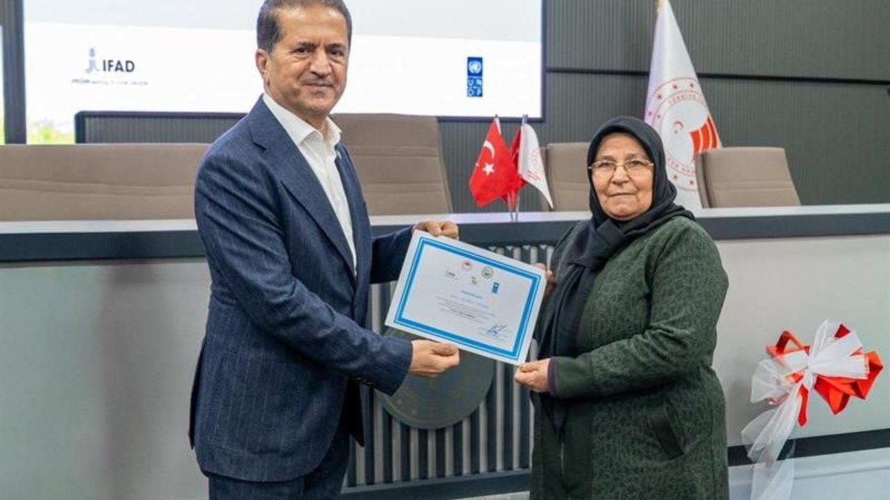 Adana'da 16'sı Kadın 32 Çiftçiye Yüzde 100 Hibe Makine Desteği