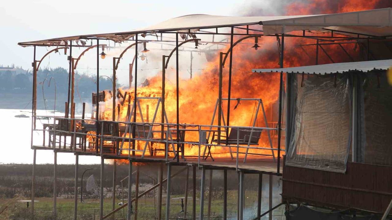 Adana'da Amerikan Adası'nda Gergin Yıkım: Dükkanlar Yakıldı, Bir Kişi Kendine Zarar Verdi